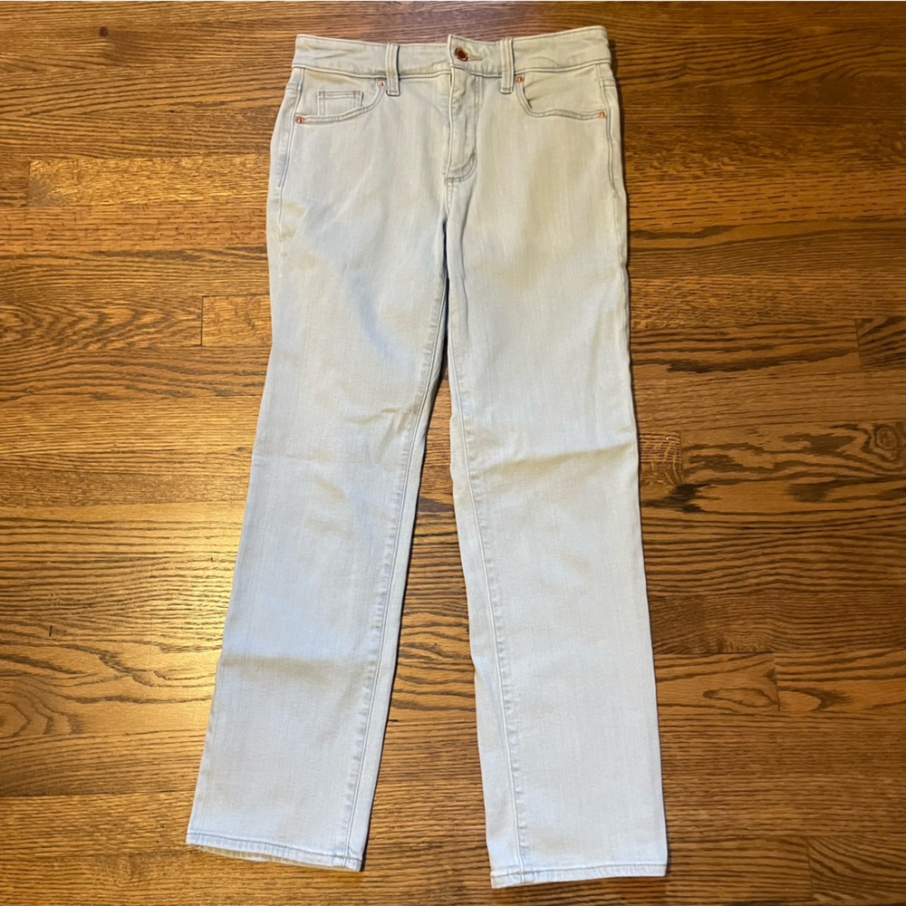 Universal Thread high rise slim straight jean in very light denim Size 2 EUC